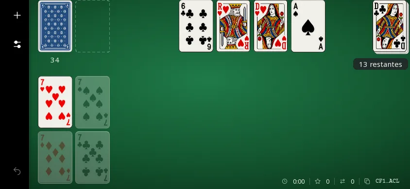 Canfield Solitaire على هاتف بالوضع الأفقي، وبداية التوزيع نفسها بالمظهر الداكن (شريط جانبي أسود، وعبارة الاحتياطي على خلفية داكنة): الاحتياطي، والسبعة من الهيرتس على أول أساس، وأربعة أعمدة من ورقة واحدة، وكومة السحب على الطاولة الخضراء.
