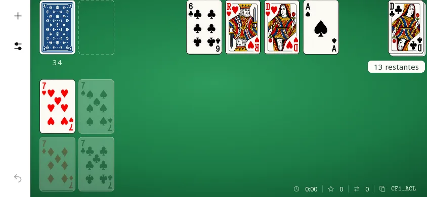 Canfield Solitaire على هاتف بالوضع الأفقي، بداية التوزيع CF1-D3-AAAAACL على الطاولة الخضراء: الاحتياطي وعلى رأسه بنت السباتي (الكلوب) مع عبارة «13 متبقية»، والسبعة من الهيرتس على أول أساس، والأسس الثلاثة الأخرى فارغة ويظهر فيها رقم 7 باهت للتذكير بالورقة المطلوبة، وأربعة أعمدة من ورقة واحدة (السادسة من السباتي، وملك الهيرتس، وبنت الهيرتس، وآس البستوني)، وكومة السحب مقلوبة؛ والوقت والنقاط وعدد الحركات عند الصفر.